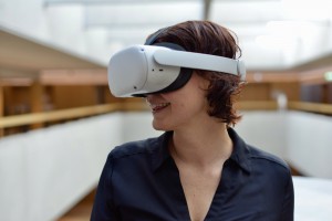Nathaly Tschanz mit VR-Headset
